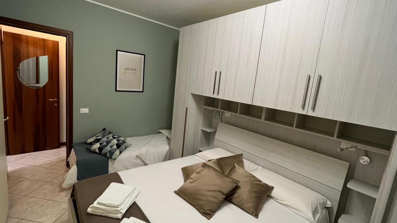 Green Apartment And Pools Дезенцано-дель-Гарда Экстерьер фото